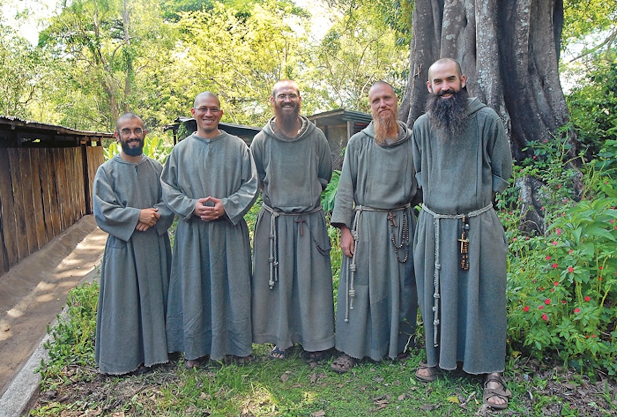 ¿Quiénes son los ermitaños de la Iglesia católica y cómo viven su vocación de soledad y oración?
