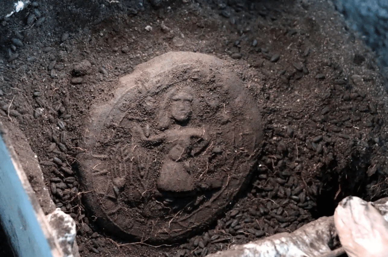 Así luce la figura de Cristo grabada el pan de comunión de 1,300 años descubierto en Turquía