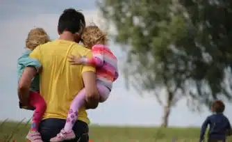 Test: ¿Eres un "padre helicóptero"? Descubre si estás sobreprotegiendo a tus hijos