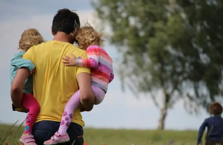 Test: ¿Eres un "padre helicóptero"? Descubre si estás sobreprotegiendo a tus hijos