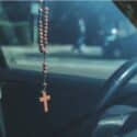 ¿Acto de fe o superstición? El verdadero significado de llevar un rosario en el carro