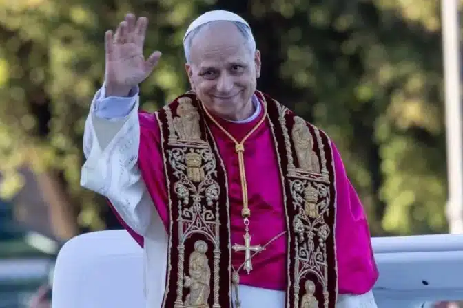 El Papa León XIV usando la Estola de los Cuatro Evangelistas.