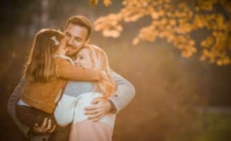 El abrazo como lugar seguro en la familia