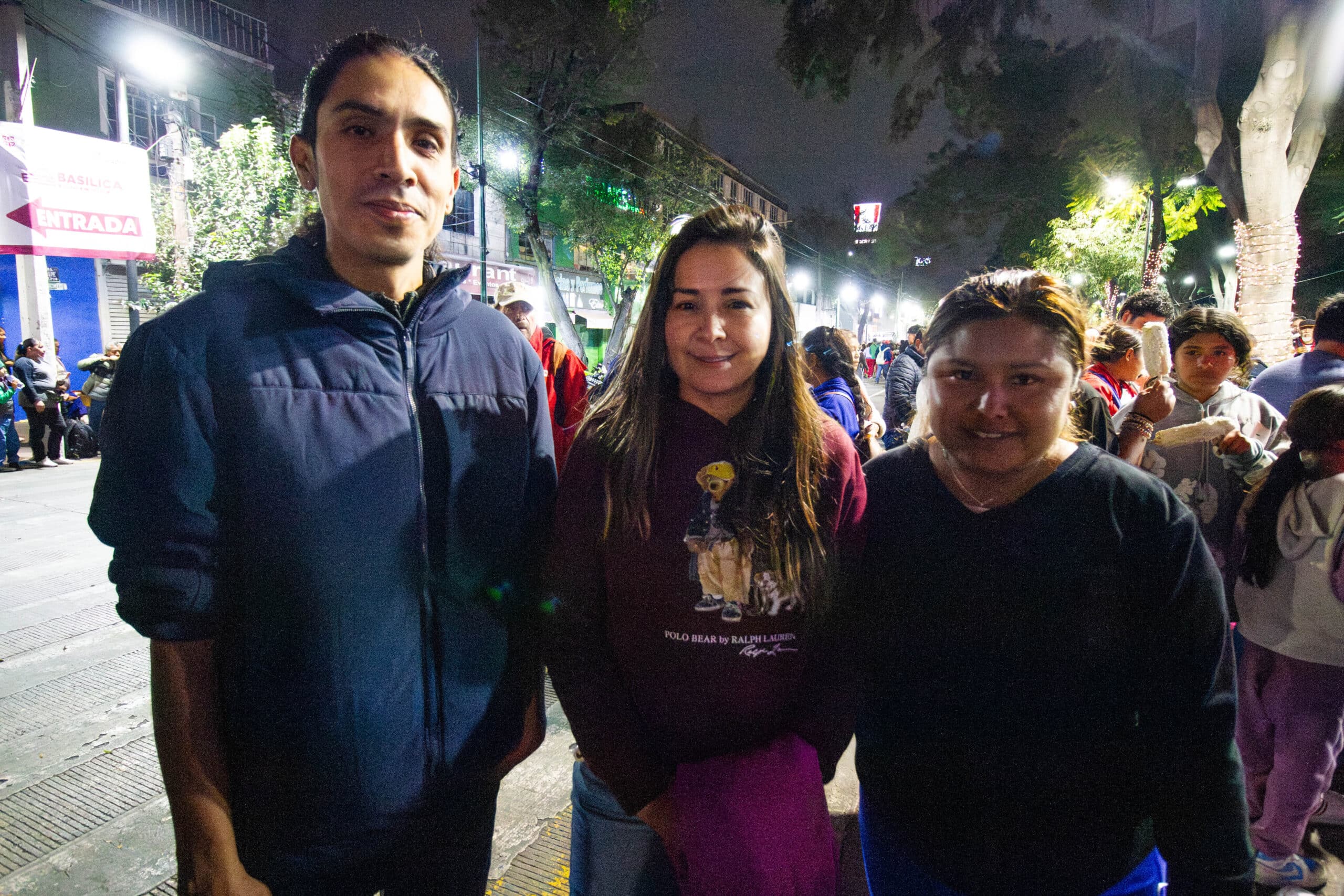 peregrinos regalan ropa