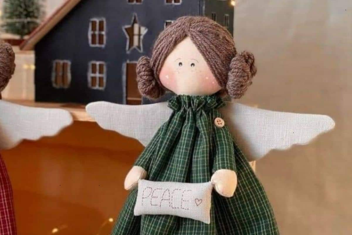 Ángel mensajero navideño