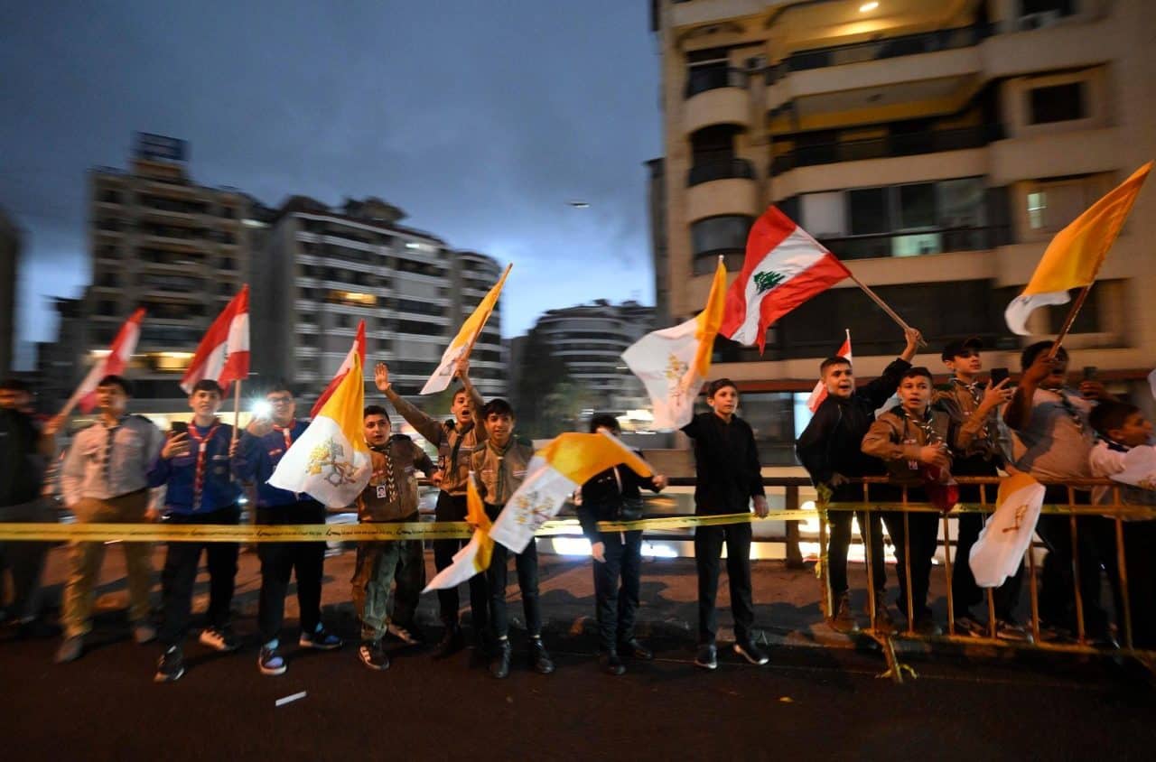 Niños y jóvenes ondean las banderas del Vaticano y del Líbano al paso del Papa por las calles de Beirut. Foto: Vatican Media