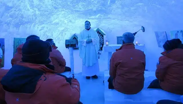 Capilla dedicada a Nuestra Señora de las Nieves Antárticas, tallada en hielo, ubicada en la Antártica. Foto: Especial