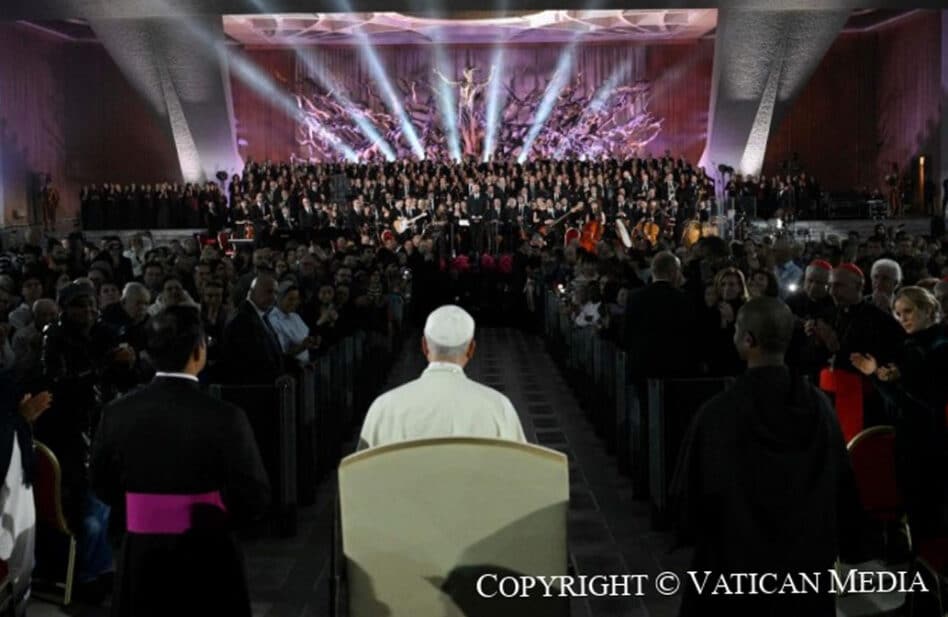 Michael Bublé canta ante el Papa León XIV en el "Concierto con los Pobres" en el Vaticano