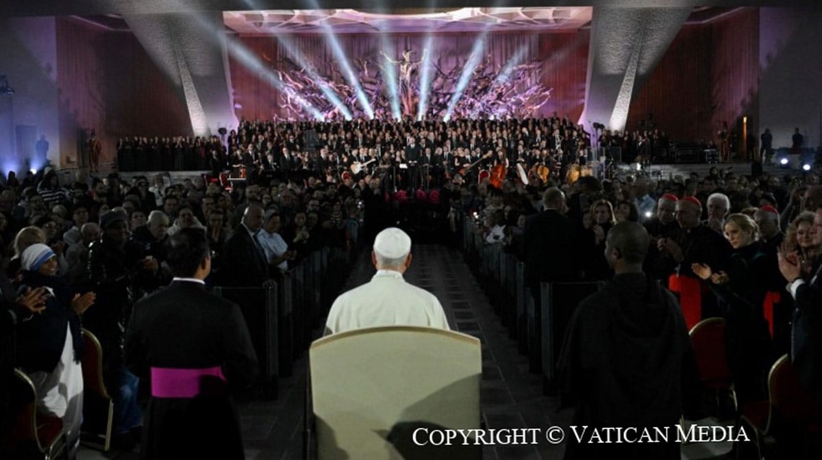 Michael Bublé canta ante el Papa León XIV en el “Concierto con los Pobres” en el Vaticano