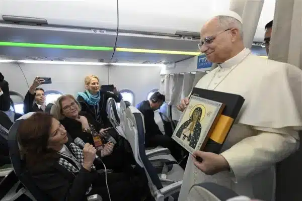 El Papa León XIV recibe un icono de estilo bizantino de Nuestra Señora de Guadalupe realizado por la iconógrafa española Débora Martínez, misionera en Chipre, a bordo del vuelo papal a Turquía, el jueves 27 de noviembre de 2025. Crédito: Vatican Media