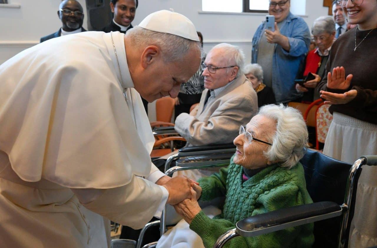 El Papa saluda a un residente de una residencia de ancianos. Foto: Vatican Media