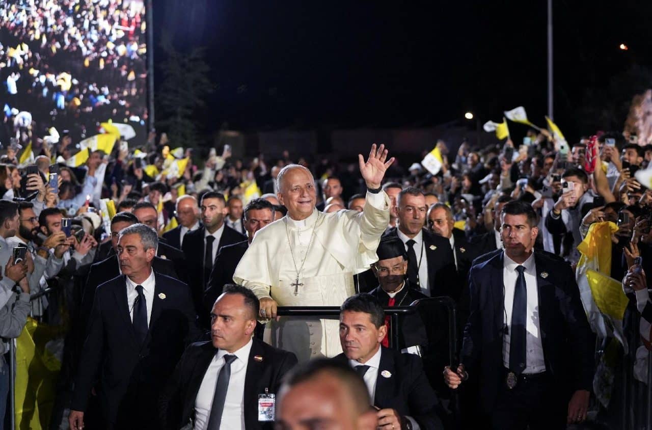 Ingreso del Papa a la plaza frente al Patriarcado de Antioquía de los Maronitas, Bkerké. Foto: Vatican Media