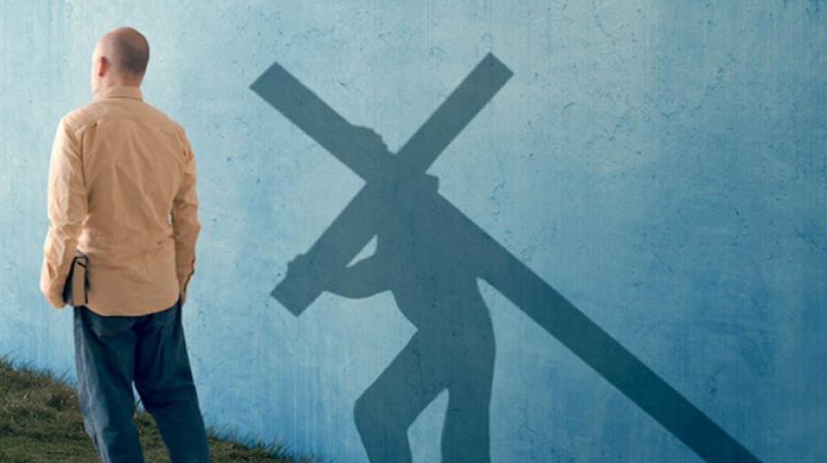 ¿Qué significa realmente “cargar con la cruz” y qué NO significa?