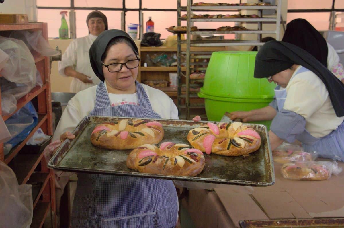Entre oración y hornos: así hacen la Rosca de Reyes las monjas dominicas