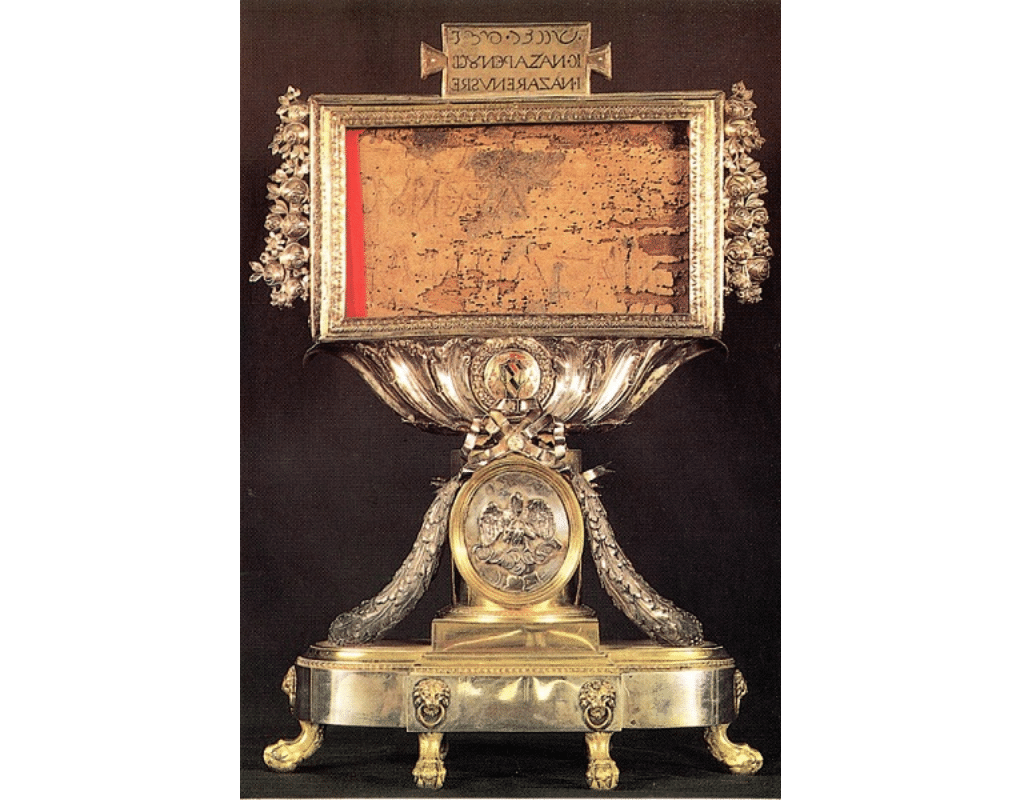 Relicario que contiene el Titulus crucis que ordenó Pilato colocar en la cruz en la que murió Jesús, de acuerdo con lo que señalan los cuatro evangelios