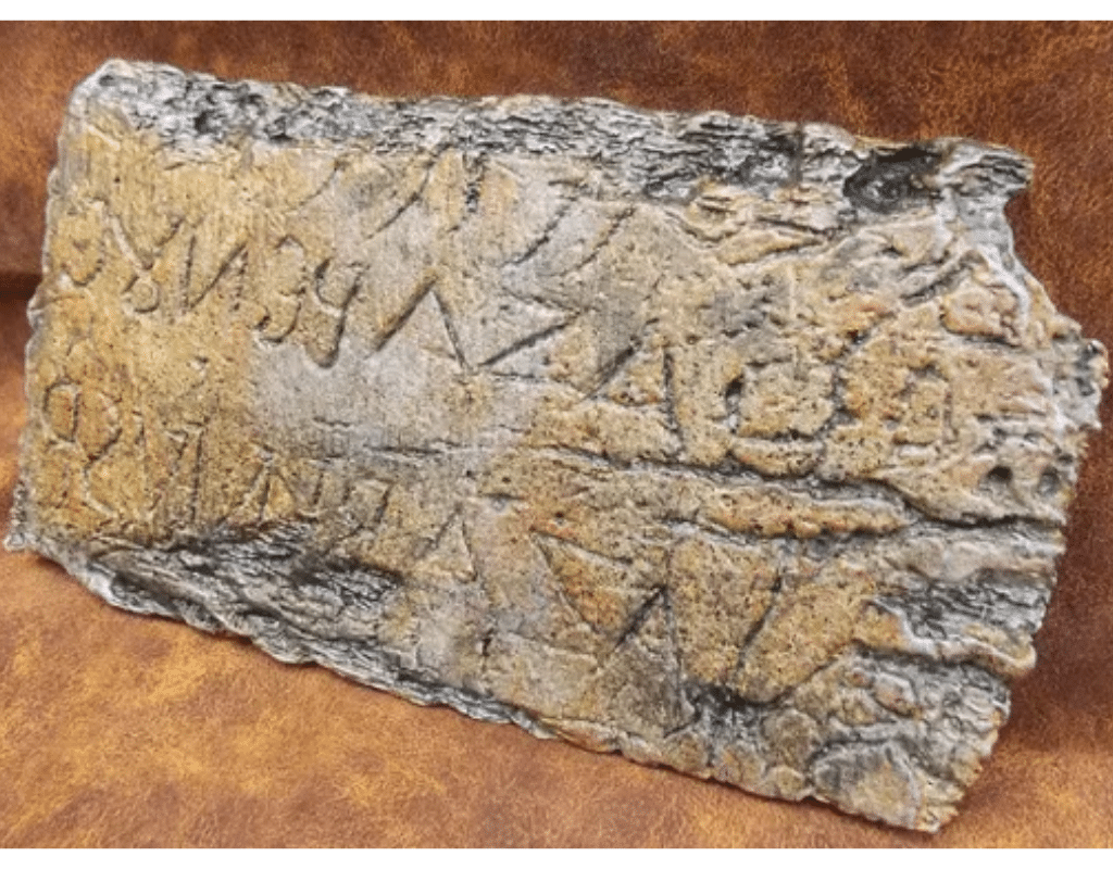 El uso de carteles como el Titulus crucis sólo se reservaba a ciertos condenados “especiales” y los textos en las tres lenguas sólo se encontraban en inscripciones solemnes