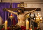 La razón por la que la Iglesia pausa a los santos en Semana Santa