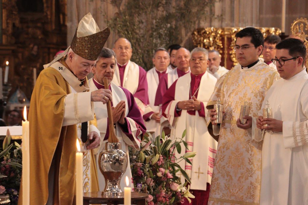 bendición santos óleos en la Misa Crismal