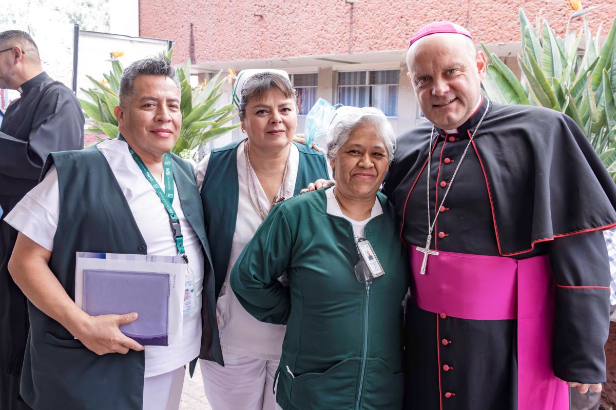 ¿Quién consuela al médico? La Iglesia busca acompañar a quienes cuidan la vida