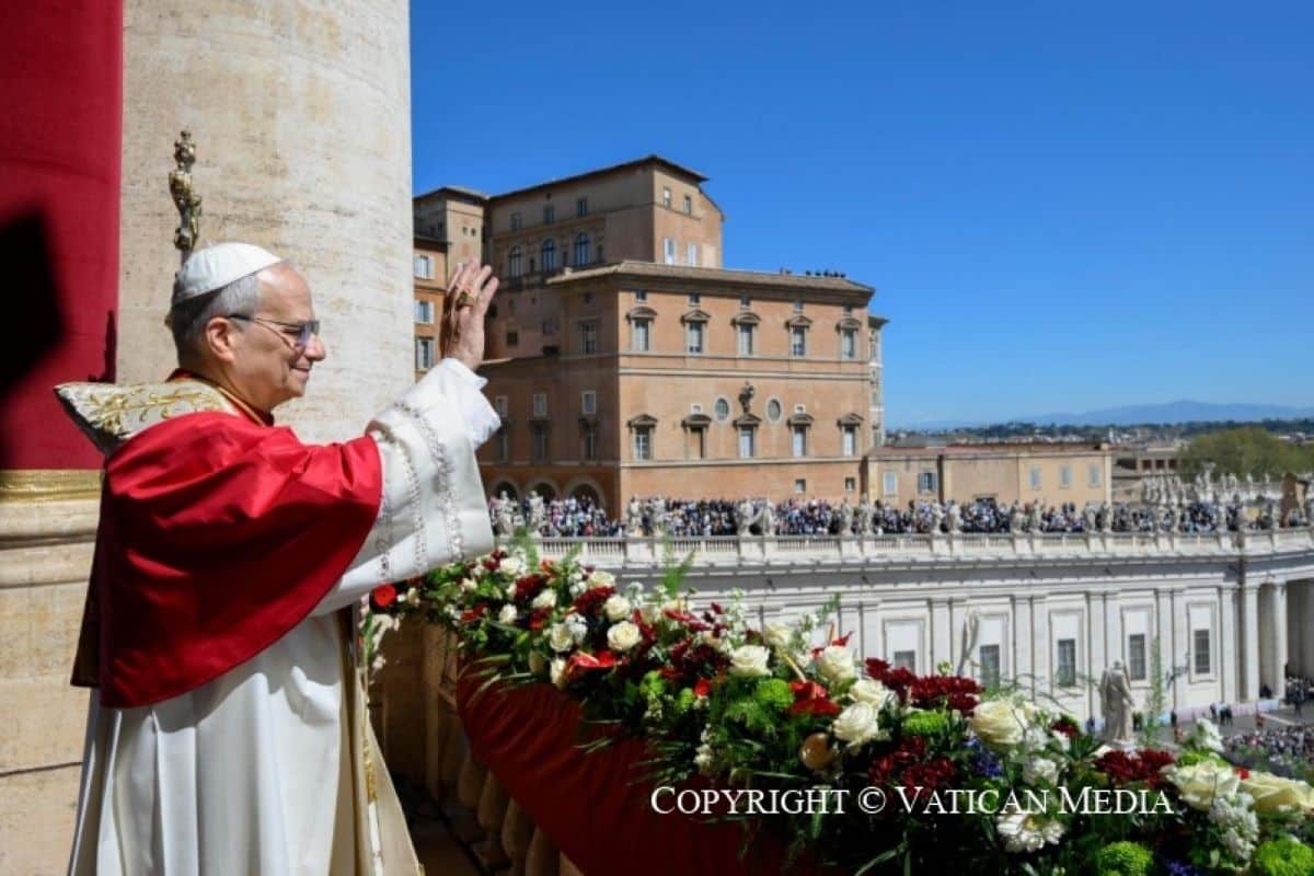 “Que quienes pueden desatar guerras elijan la paz”: urge León XIV en su primera bendición Urbi et orbi de Pascua