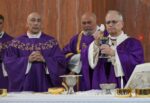 Sacerdote eleva la hostia y el cáliz en la Doxología Final durante la Misa, momento central de la Plegaria Eucarística