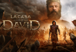 Escena de la serie La Casa de David que muestra al joven David en el campo de batalla mientras el rey Saúl observa, historia inspirada en la Biblia.