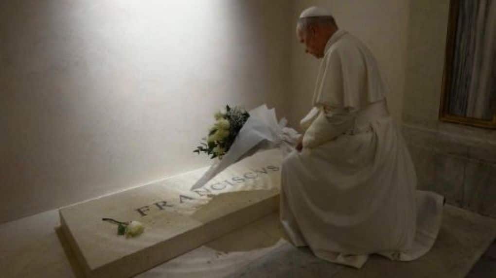Papa León en la tumbra de Francisco