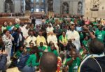 Grupo de católicos africanos, sacerdotes y religiosas reunidos con el Papa León XIV dentro de la Basílica de San Pedro en el Vaticano.