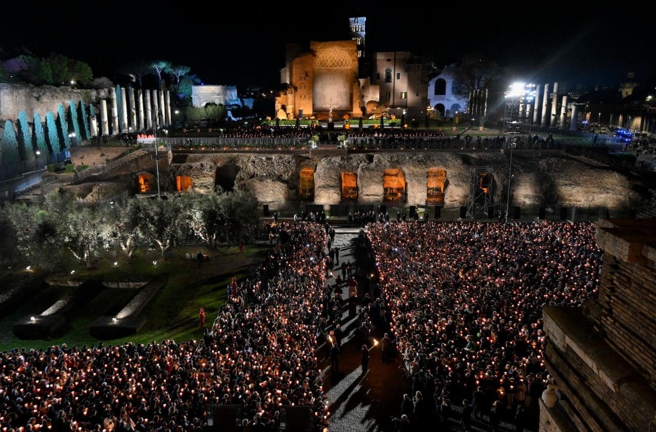 Más de 30,000 personas participaron en el Viacrucis del Coliseo Romano en Viernes Santo 2026. Foto: Vatican Media