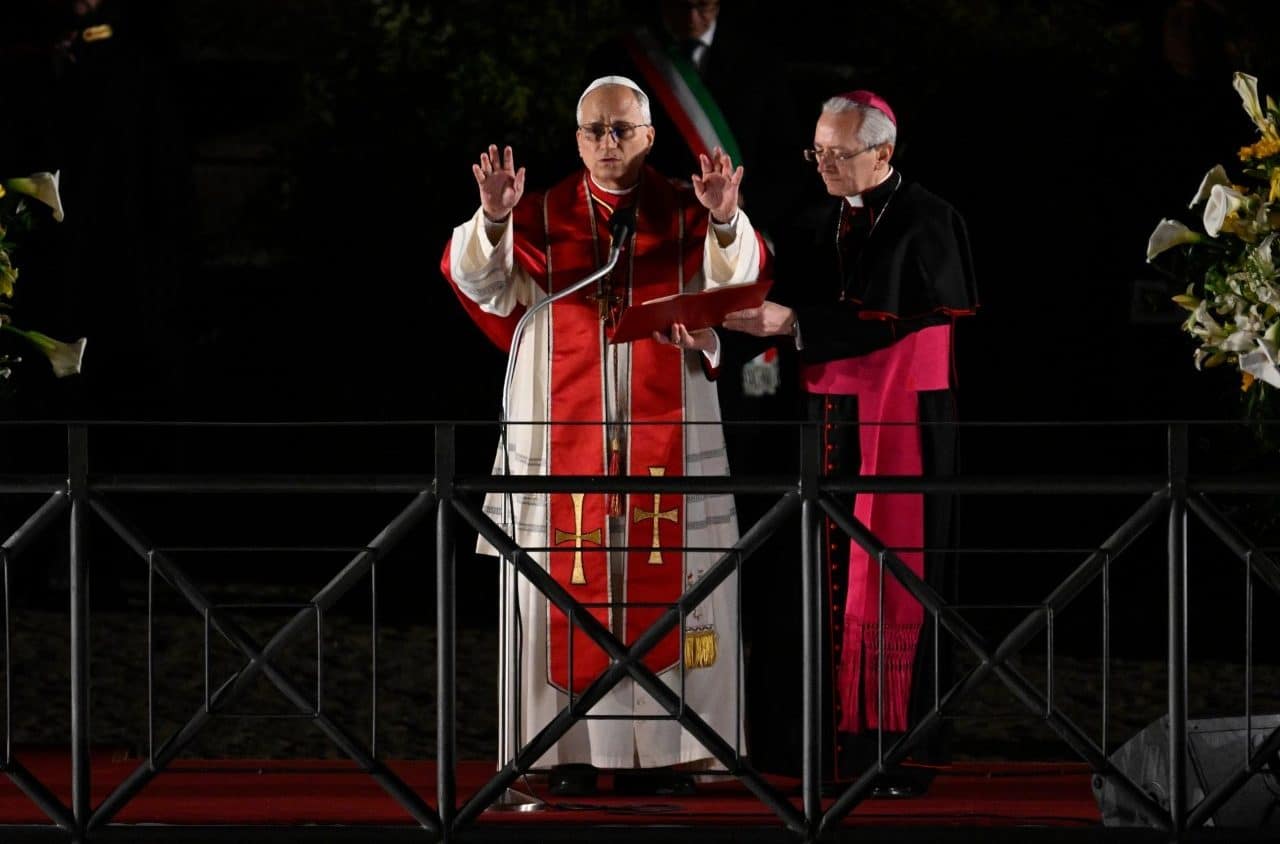 El Papa León León XIV imparte la Bendición Apostólica al terminar el Viacrucis en el Coliseo, 3 de abril de 2026. Foto: Vatican Media