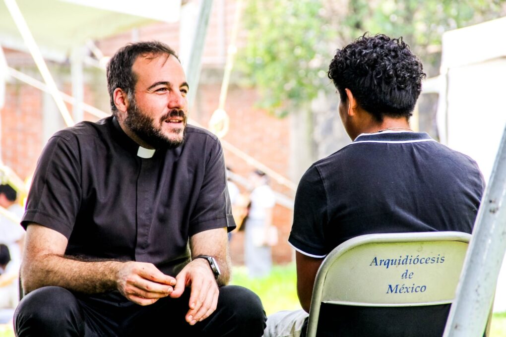 sacerdote y vocaciones. ¿cómo saber que Dios está llamando a tu vida?