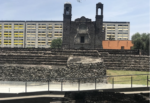 La iglesia, el convento de Santiago Apóstol y, al frente, la zona arqueológica.