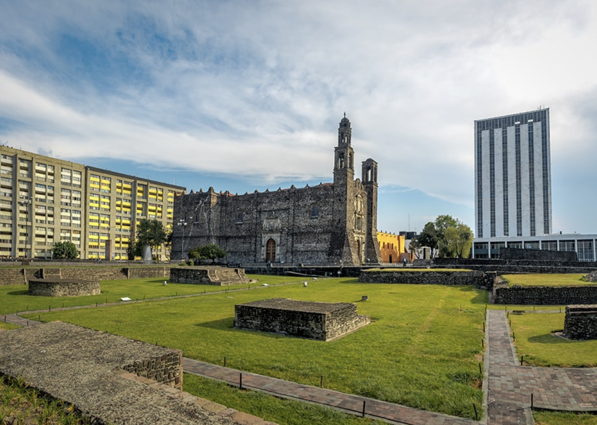 Iglesia de Santiago Apóstol con el complejo habitacional Tlatelolco de fondo.