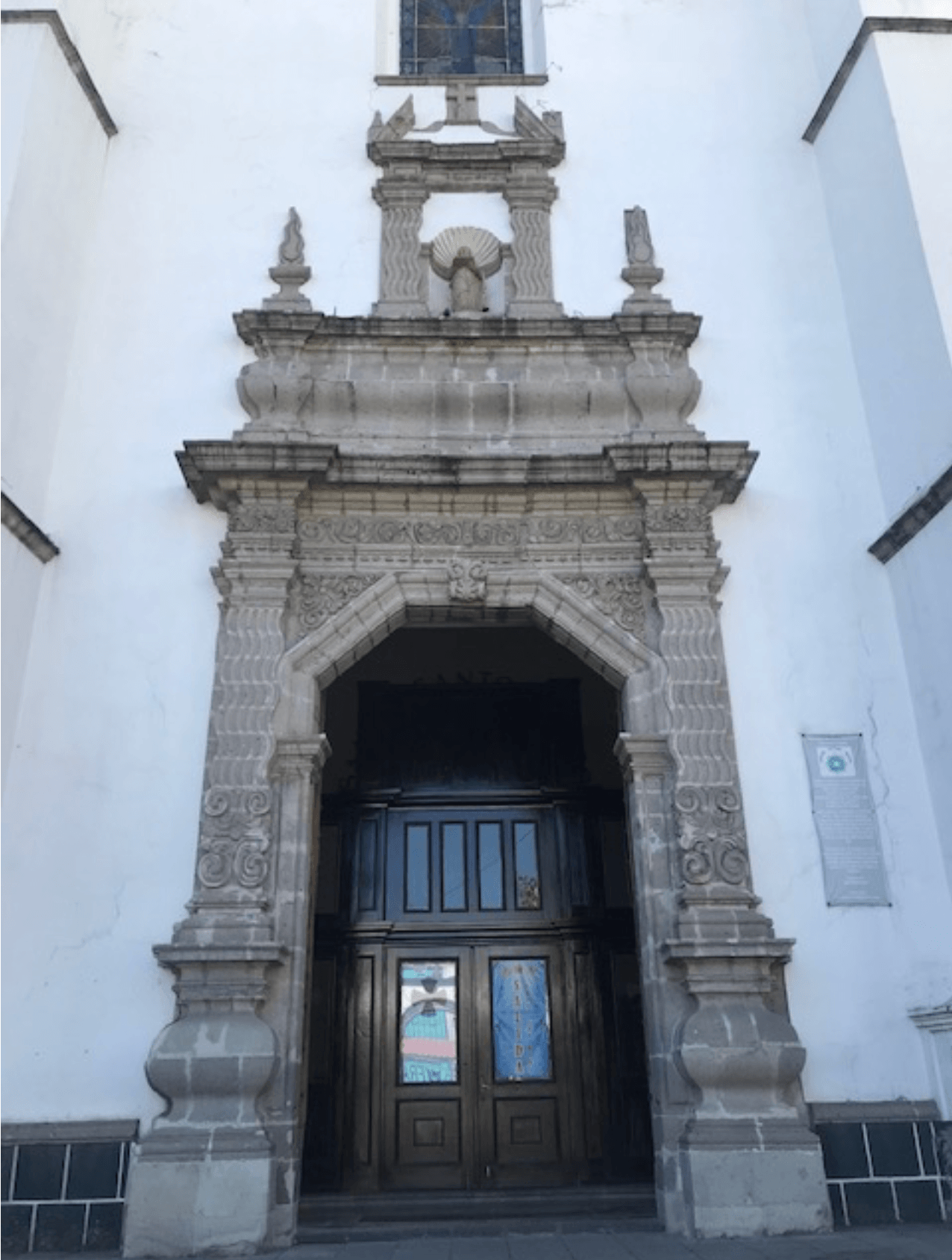 Fachada lateral del Convento de San Gabriel Arcángel.