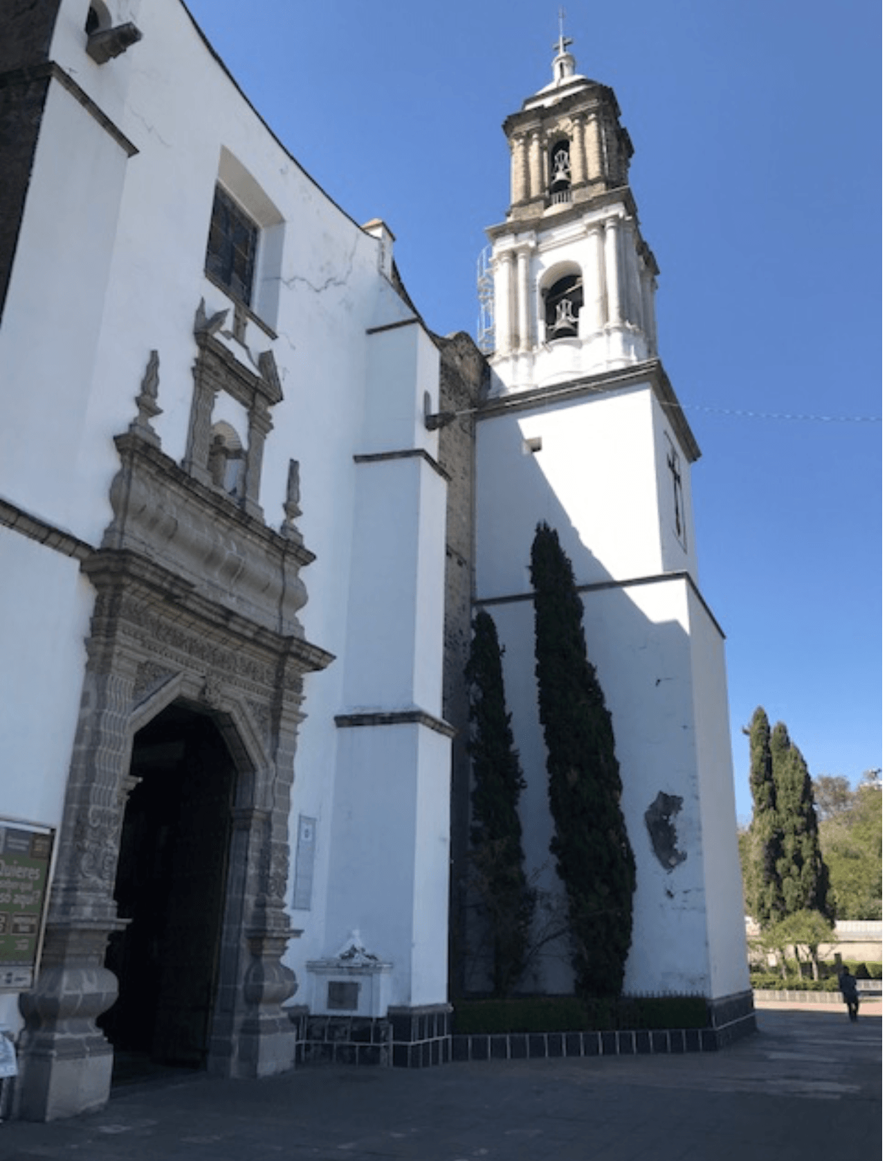 Fachada lateral y torre del Convento de San Gabriel Arcángel.