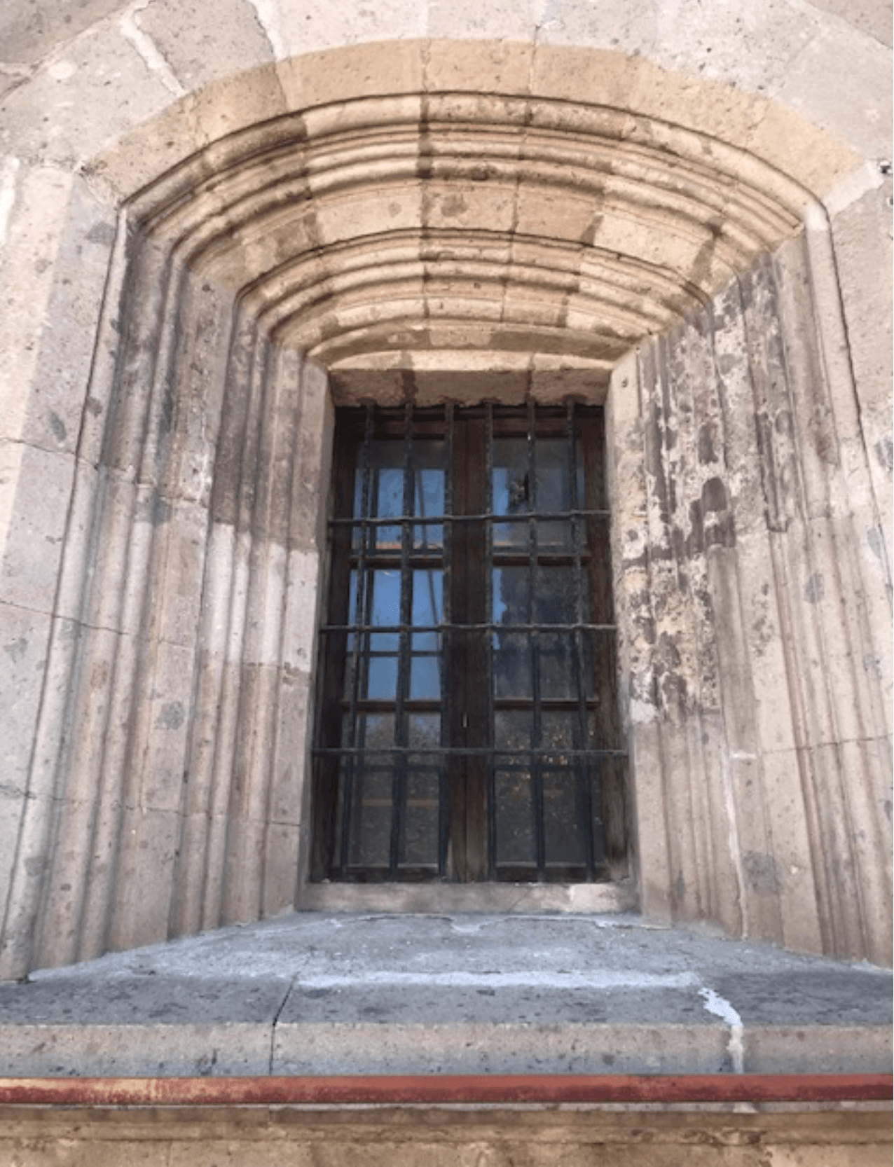 Ventana del siglo XVI. Es la única que se conserva de la iglesia original. Está a la izquierda de los arcos del Portal de peregrinos.