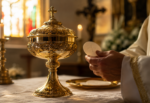 Copón dorado sobre el altar de una iglesia con hostias consagradas durante la celebración eucarística católica.