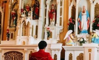 Bruno Mars inicia conciertos de su nueva gira hincado ante Jesús y la Virgen y haciendo oración