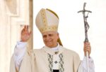 Papa León XIV saludando y sosteniendo un báculo durante una celebración en el Vaticano durante su primer año de pontificado.