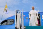 El Papa León XIV desciende del avión oficial del Vaticano al iniciar su viaje apostólico a España