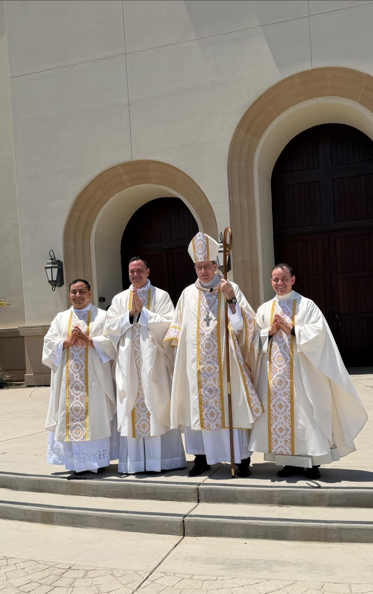 Los P. Marco Ayala, al P. José Francisco Orozco y al P. Scott Borba recién ordenados sacerdotes. Crédito: Roman Catholic Diocese of Fresno