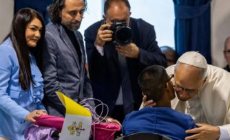 “Nadie quería adoptarlos”: la historia que tocó el corazón del Papa León XIV