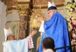 Obispo realiza la coronación pontificia de una imagen de la Virgen María durante una solemne celebración litúrgica autorizada por la Santa Sede.