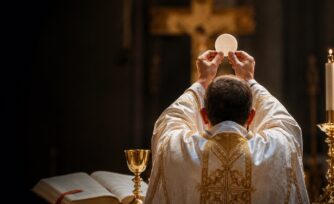 Las 8 partes de la Plegaria Eucarística: el corazón de la Misa explicado paso a paso