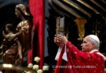 El Papa León XIV levanta el Evangelio durante la celebración de la Santa Misa.