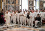 Papa León XIV saluda a un grupo de deportistas en el Vaticano durante un encuentro en el que destaca los valores del deporte como la paz, el respeto y la fraternidad.