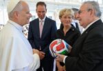 Papa León XIV recibe el balón oficial de la Copa Mundial de Futbol 2026 y destaca el fútbol como un instrumento de paz y trabajo en equipo.