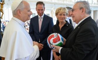 Las poderosas lecciones del Papa León XIV a los futbolistas: “Quien no pasa el balón, no ha entendido la vida”