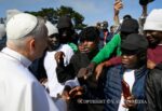 Papa León XIV dialoga con un grupo de migrantes en las Islas Canarias durante un encuentro dedicado a la integración, la acogida y la defensa de la dignidad humana frente a la trata de personas.