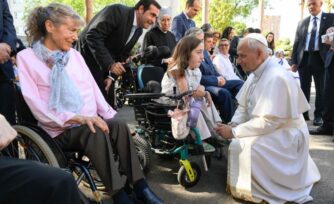 Viaje del Papa León XIV a España EN VIVO: alerta sobre las "ideologías mundanas" y respalda la labor de Cáritas